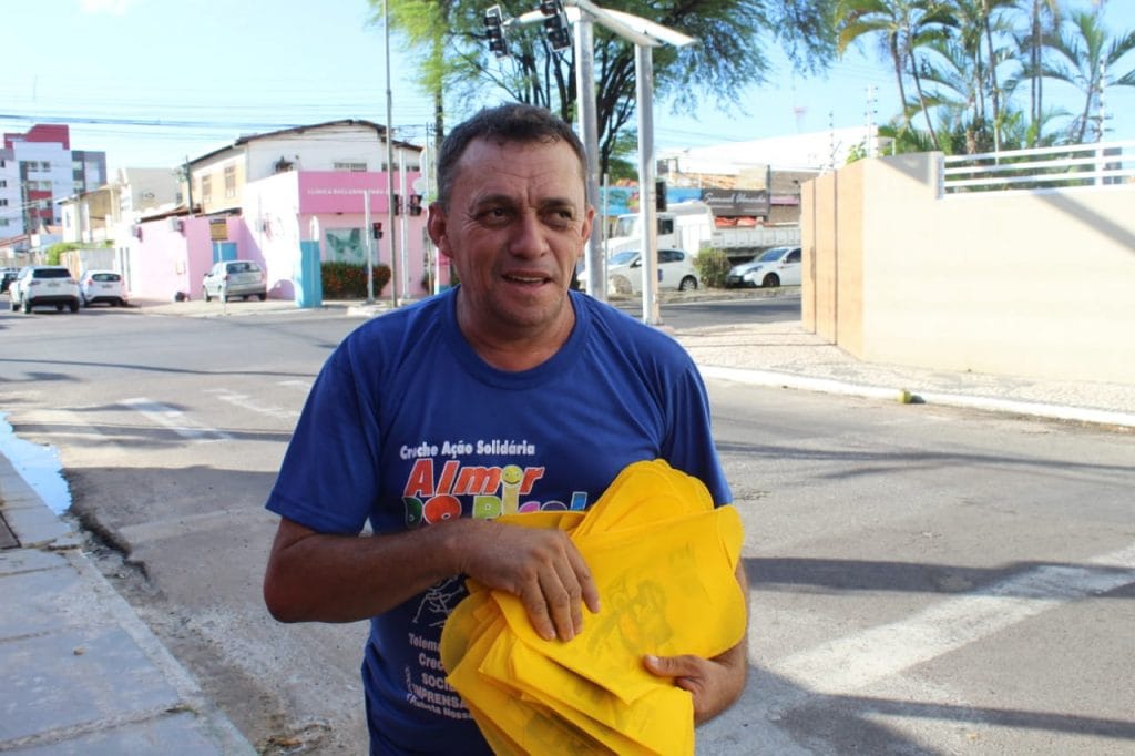 Conheça a história do vendedor de picolé de Aracaju que mudou a vida de centenas de crianças
