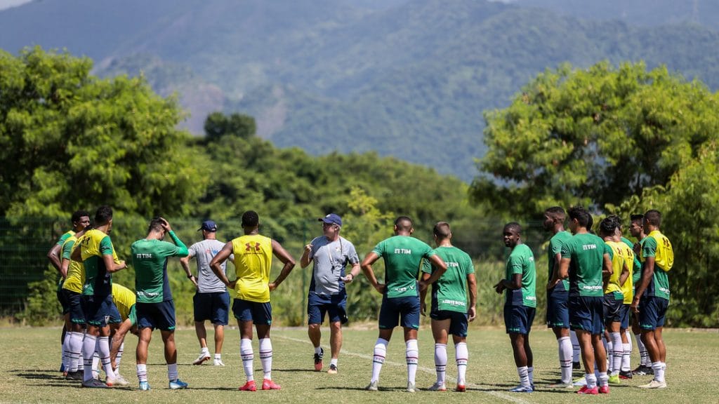Coronavírus Jogadores de times cariocas tapam a boca em protesto