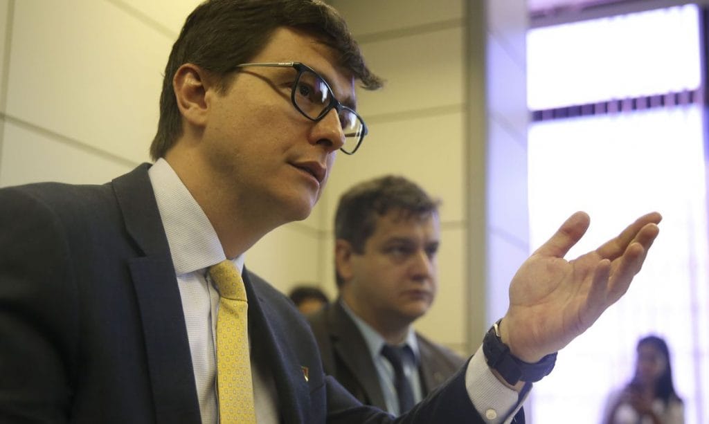 Coronavírus empresas poderão cortar jornadas e salários pela metade