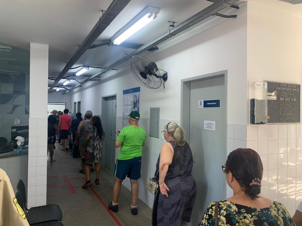 Covid 19 Idosos procuram postos de saúde no primeiro dia vacinação contra gripe