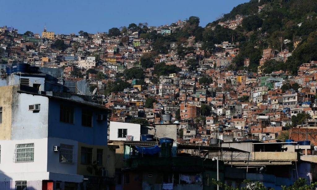 Covid 19 Traficantes e milicianos impõem toque de recolher em comunidades do RJ