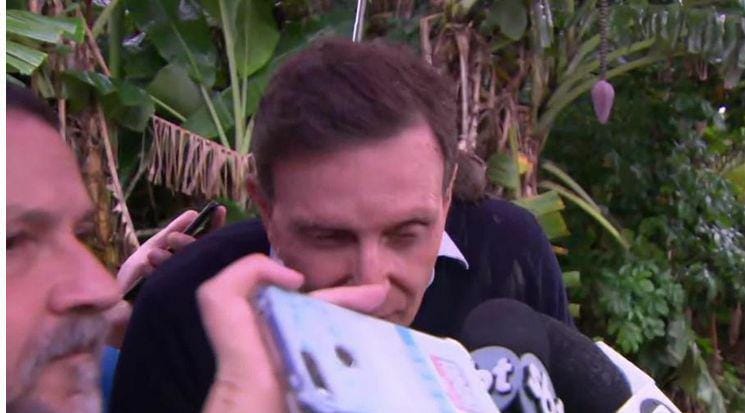 Crivella é atingido por barro durante entrevista no Rio