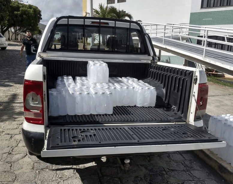 Curso de Farmácia da Unit produz 600 kg de álcool gel 70 para a SSP de Sergipe