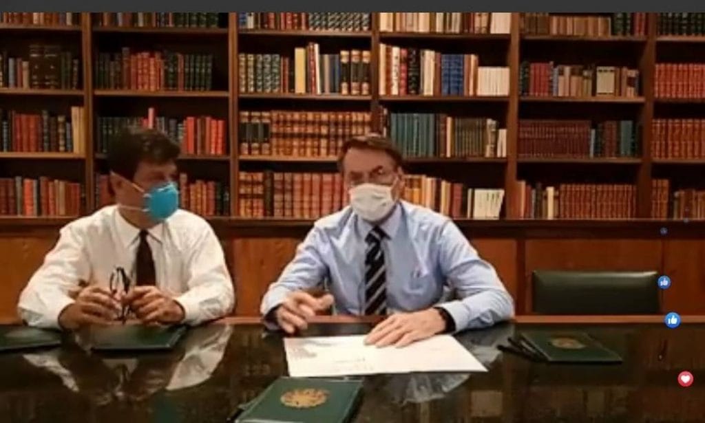 De máscara Bolsonaro pede suspensão de manifestações do dia 15