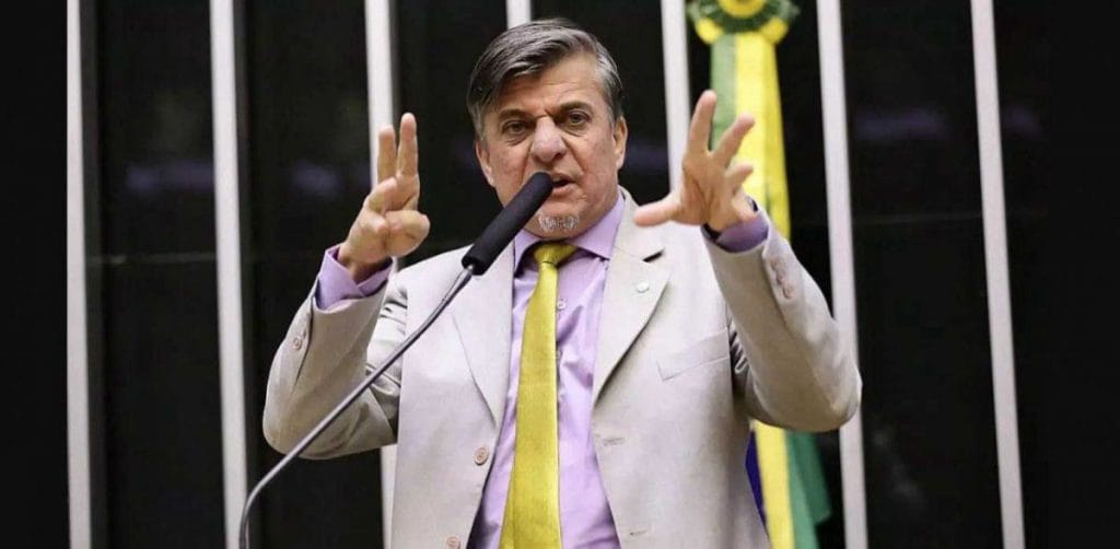 Deputado Federal propõe projeto que pede amputação das mãos de políticos corruptos