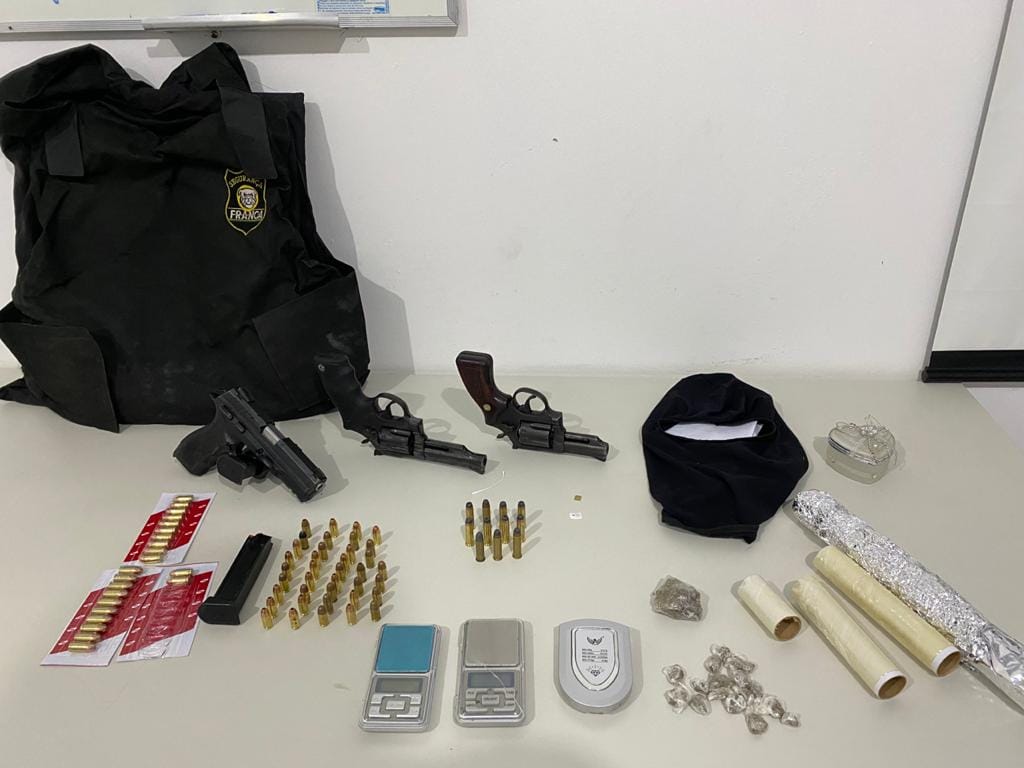 Dois presos e um morto em troca de tiros com a polícia no Eduardo Gomes