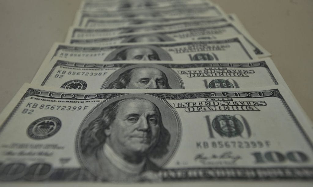 Dólar abre em alta e supera R 460 pela 1ª vez