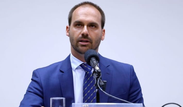 Eduardo mudou versão sobre Bolsonaro com coronavírus diz repórter da Fox 3