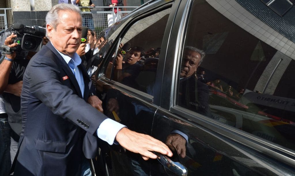 Ex ministro José Dirceu desembarca em Sergipe para lançamento de livro
