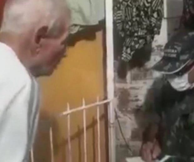 Filho se veste de soldado para manter pai dentro de casa e vídeo viraliza veja