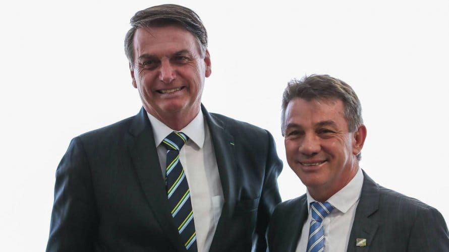 Governador que apoia campanha contra isolamento é condecorado por Bolsonaro com honraria militar