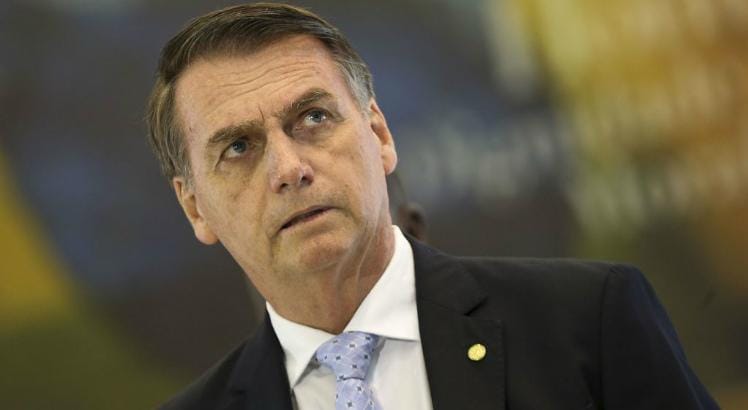 Isolado Bolsonaro diz que fazer politicagem com coronavírus é coisa de covarde