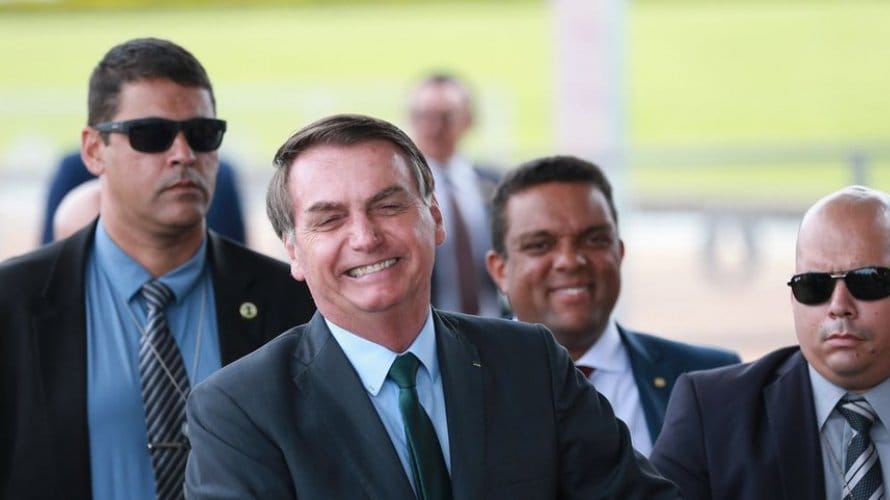 Jornalistas abandonam entrevista após Bolsonaro estimular apoiadores a hostilizarem repórteres