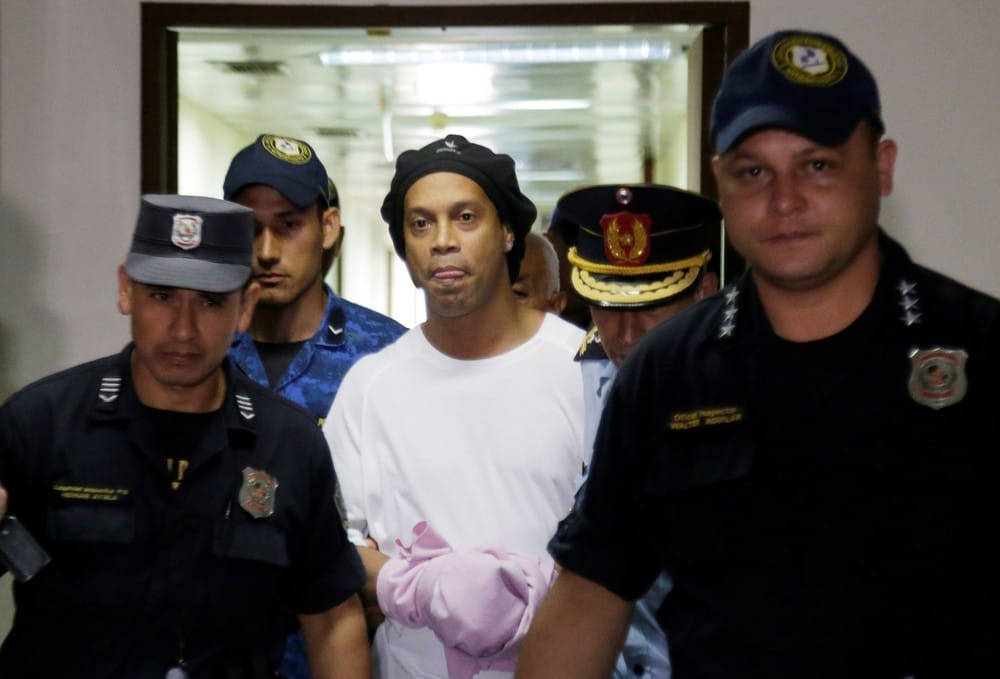 Justiça Paraguaia nega pedido de prisão domiciliar para Ronaldinho Juiz não aceita argumentação da defesa e ex jogador segue detido