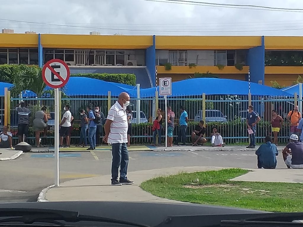 Longas filas e aglomeração de pessoas são registradas na sede do Detran em Aracaju