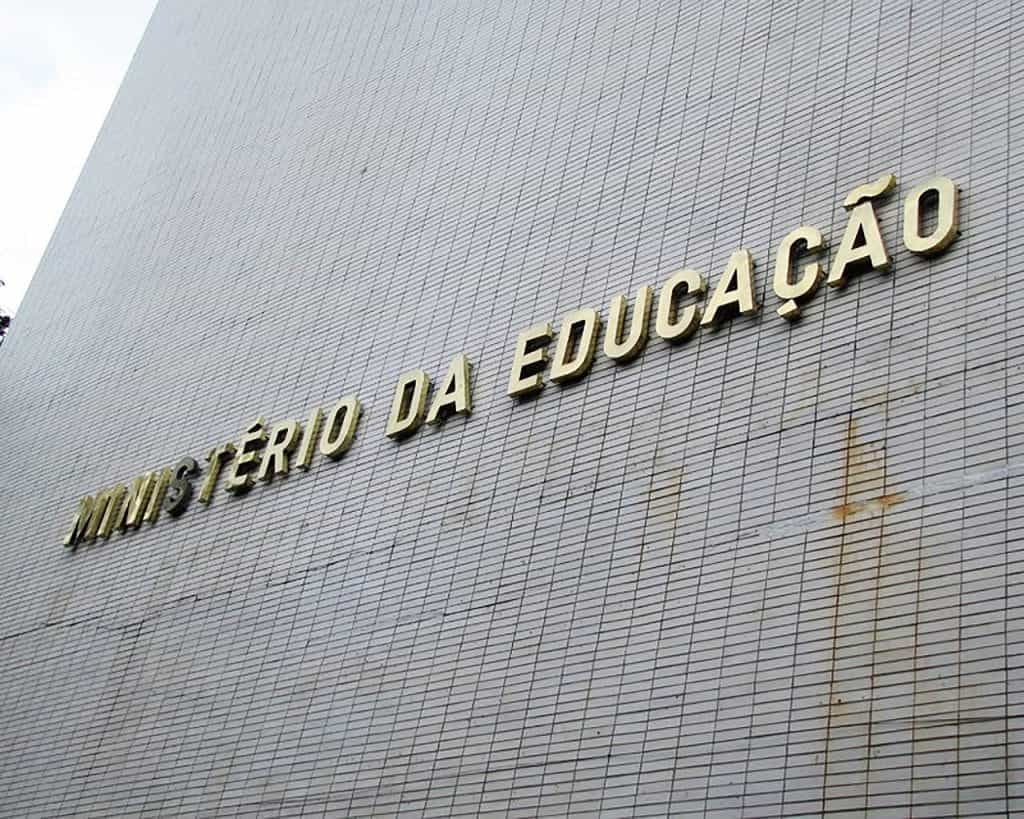 MEC fez acordo com faculdade de coaching religioso diz jornal
