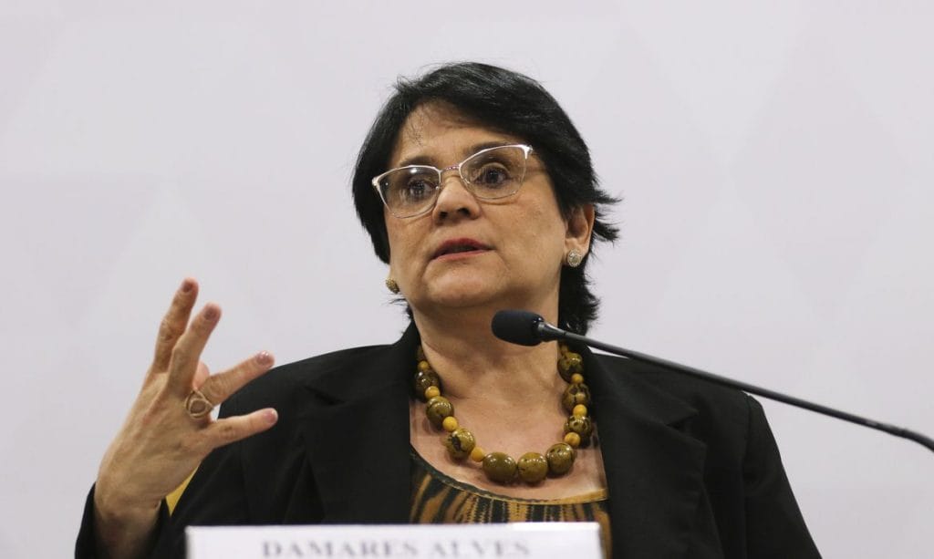Ministra Damares Alves está com suspeita de coronavírus