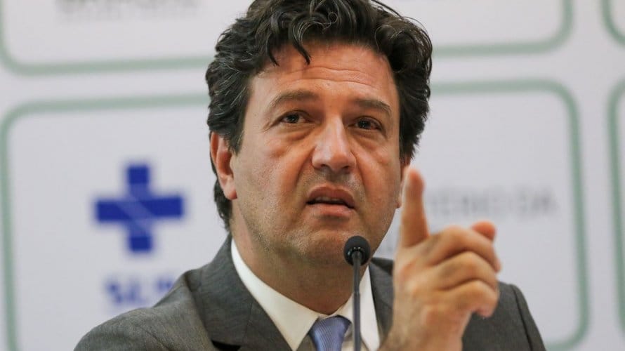 Ministro vai antecipar formatura de estudantes de Medicina para ajudar no combate ao coronavírus