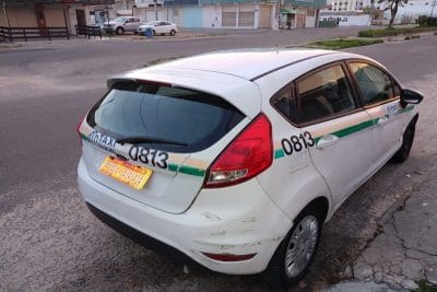 PM SE prende dois suspeitos de roubar um táxi no Siqueira Campos