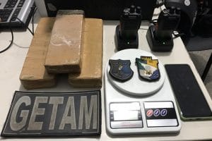 PM prende em flagrante dupla que tentava negociar maconha no bairro 18 do Forte