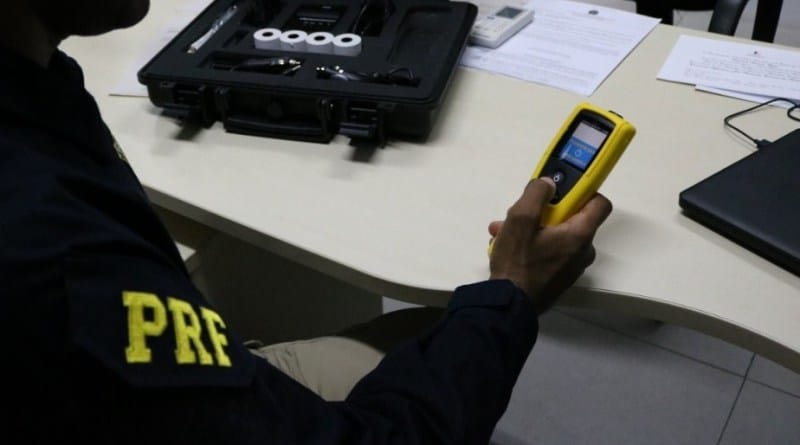 PRF flagra homem alcoolizado com moto roubada na BR 101