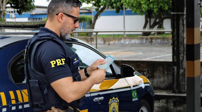 PRF flagra motorista com CNH cassada em Areia Branca
