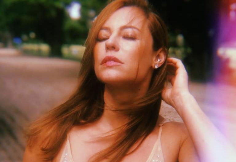 Paolla Oliveira posta foto com tapa seio