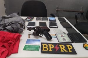 Policia Militar prende suspeitos de roubo a ônibus no bairro Capucho