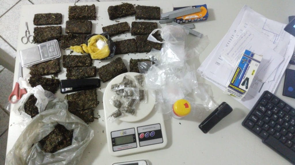 Polícia Civil prende duas pessoas por tráfico de drogas em Canindé