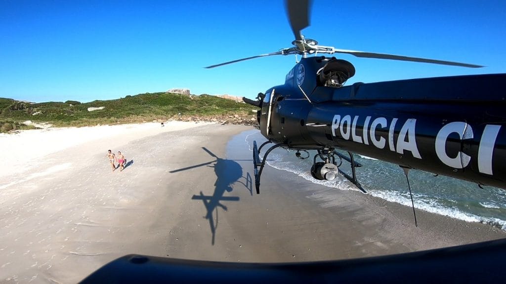Polícia faz tempestade de areia para espantar banhistas veja vídeo