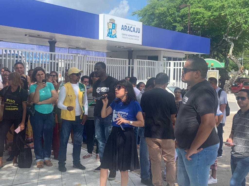Profissionais de saúde protestam em frente à prefeitura de Aracaju