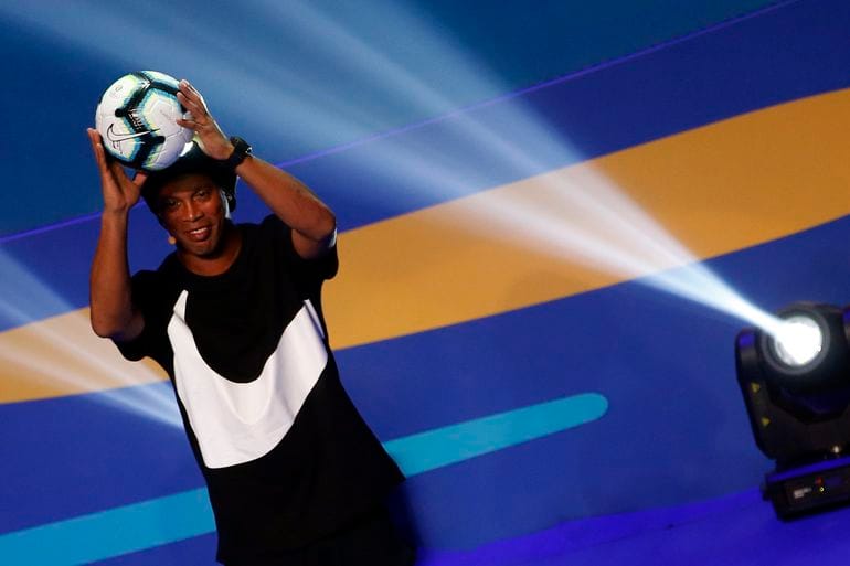 Ronaldinho Gaúcho culpa empresário por usar passaporte falso