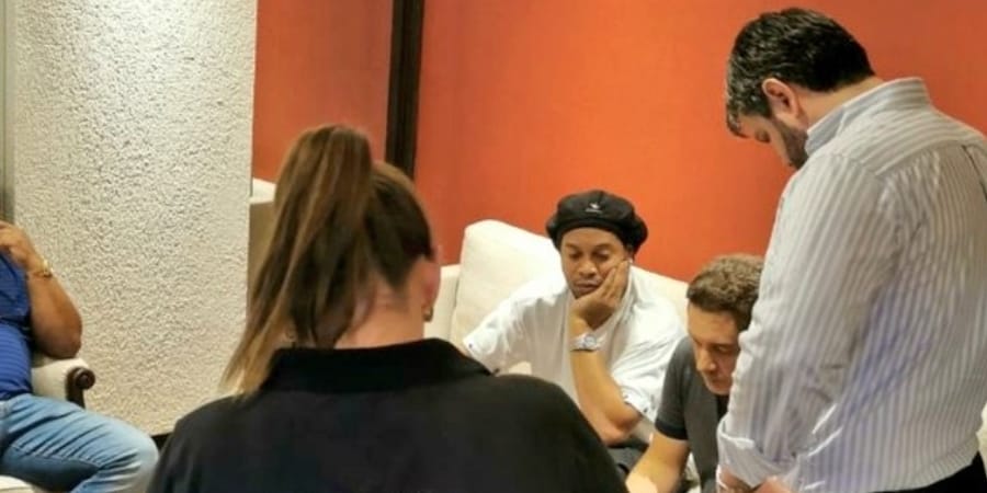 Ronaldinho Gaúcho e irmão são detidos com passaporte falso no Paraguai 2