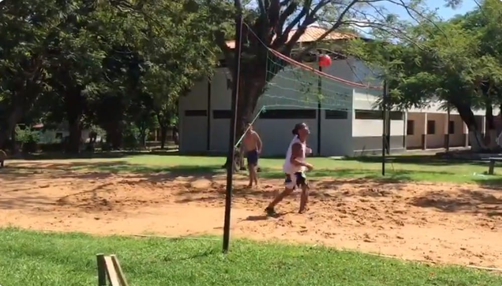 Ronaldinho Gaúcho joga futevôlei com outros presos