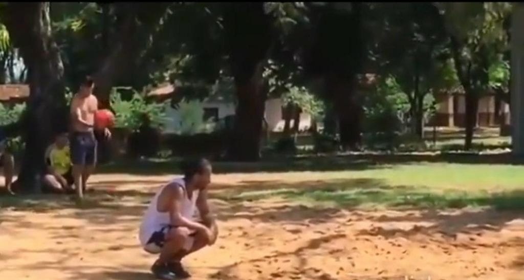 Ronaldinho Gaúcho perde no futevôlei para colegas da cadeia veja vídeo