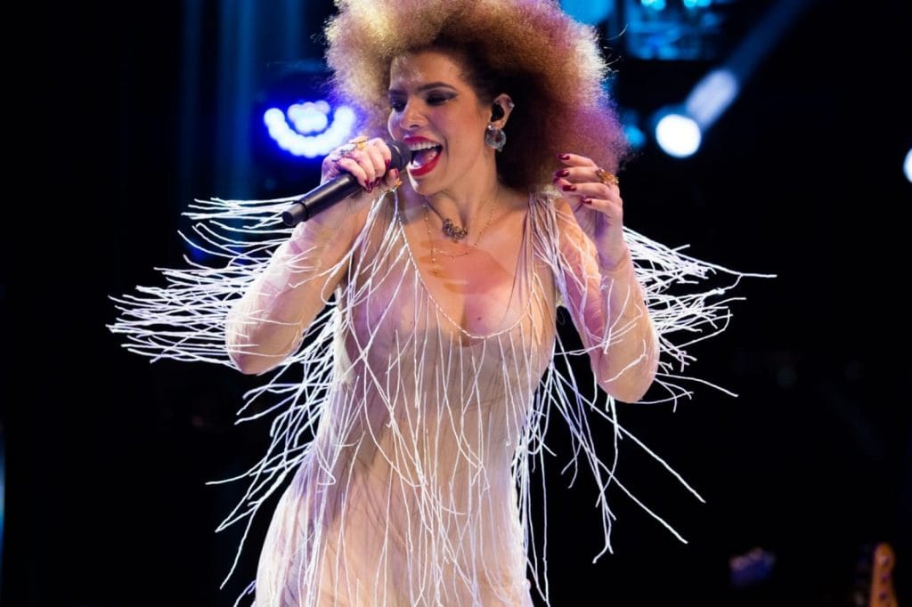 Show de Vanessa da Mata em Aracaju é transferido para julho