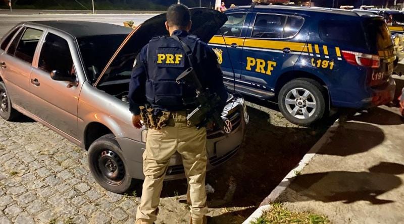 Socorro PRF detém dois homens por tráfico de drogas na BR 101
