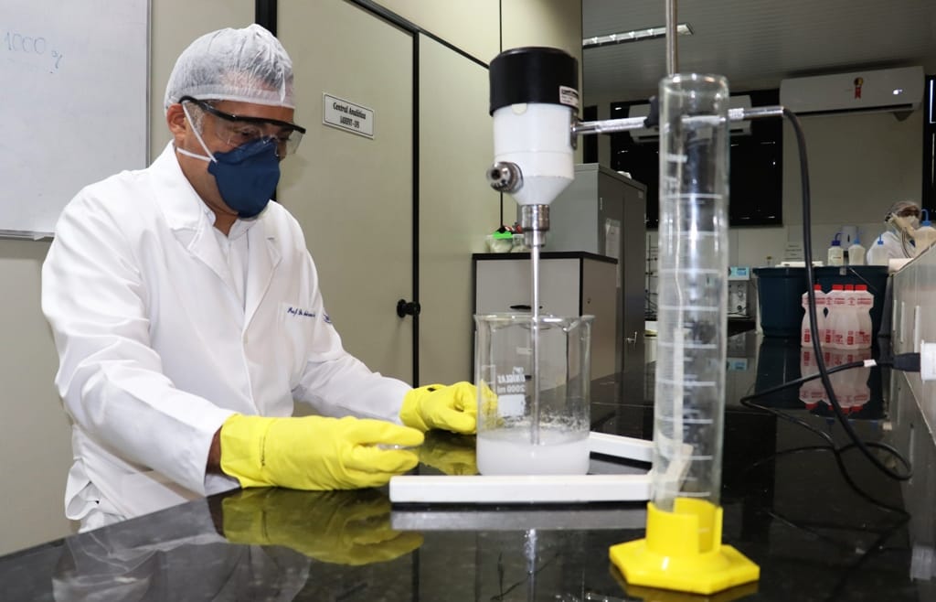 UFS produz 15 kgs de álcool gel por dia para ser distribuído em hospitais e asilos de Sergipe