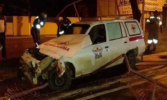 Um pessoa morre após ambulância colidir em mureta em Aracaju