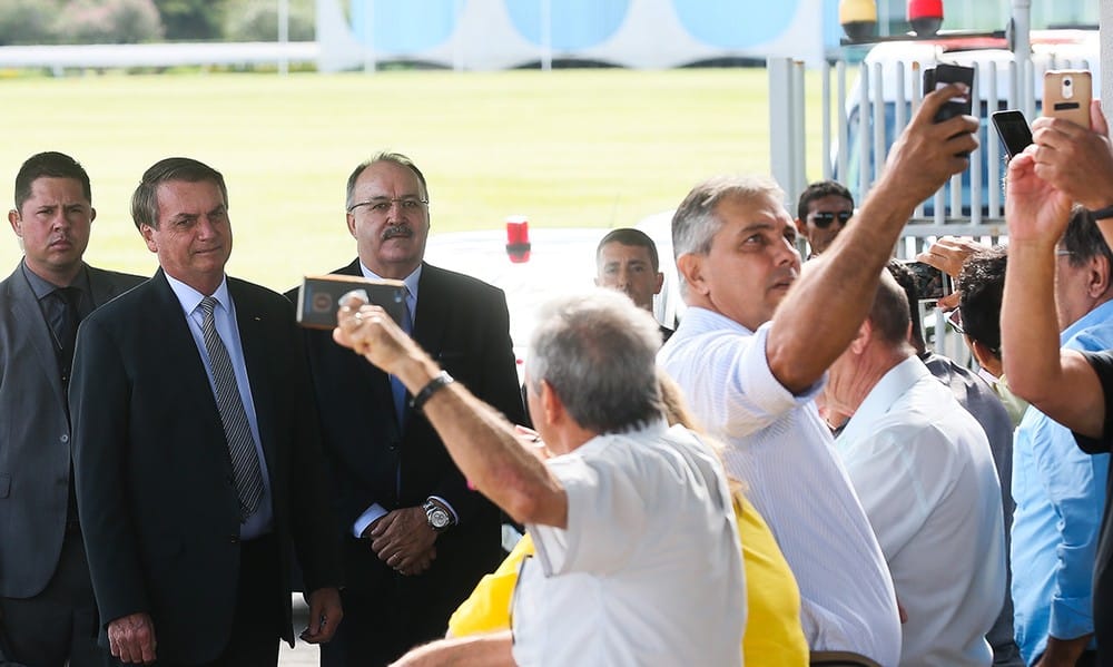 Vamos enfrentar o problema Ou o problema é o presidente diz Bolsonaro