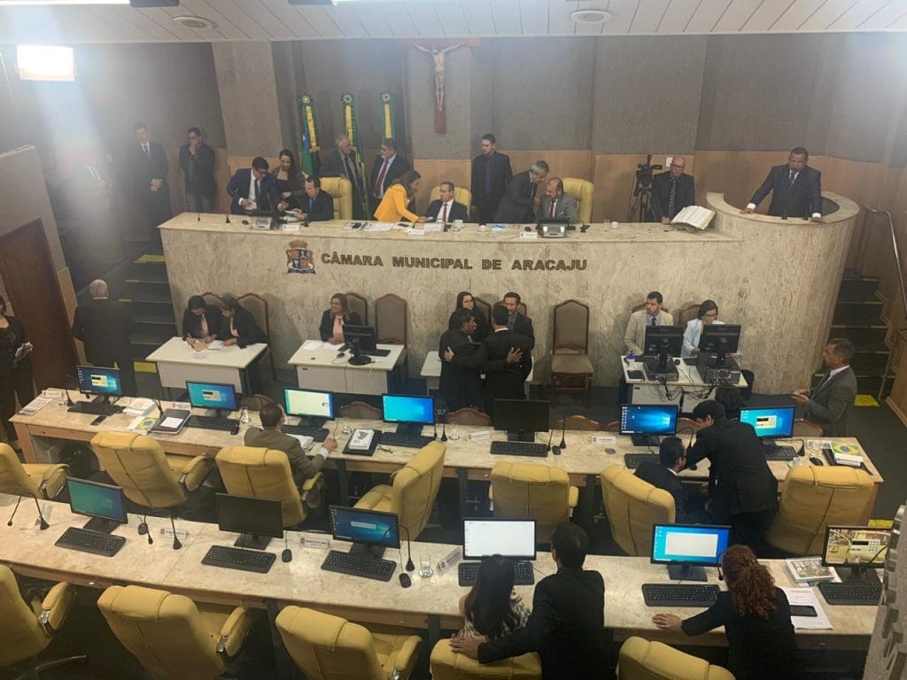 Vereadores de Aracaju repudiam cortes de verbas para assessorias