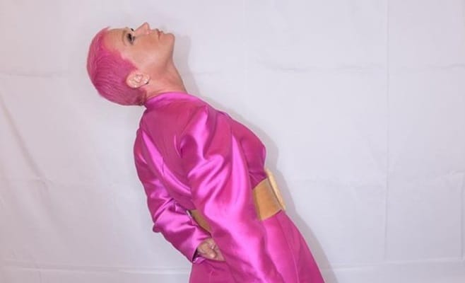 Xuxa surge de cabelo rosa para celebrar retorno às tardes do domingo na televisão