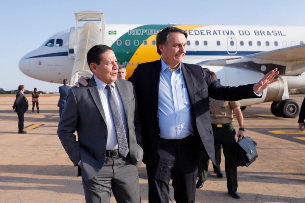 Abraçado a Bolsonaro Mourão reafirma lealdade ao presidente