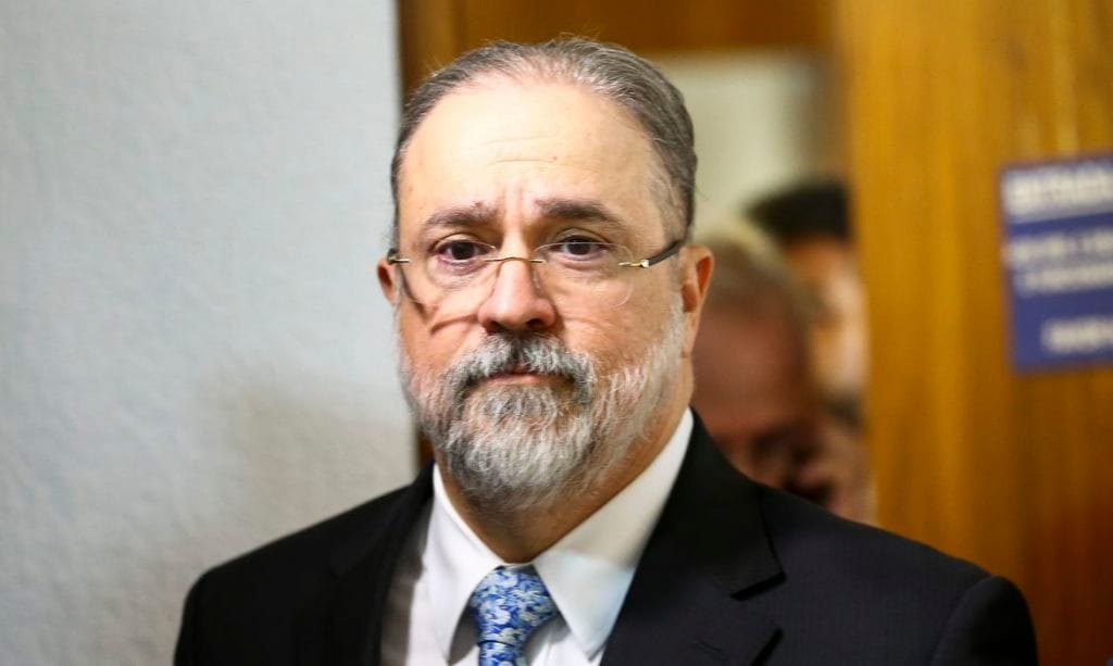 Alvo de ataques internos Aras muda de tom sobre pandemia