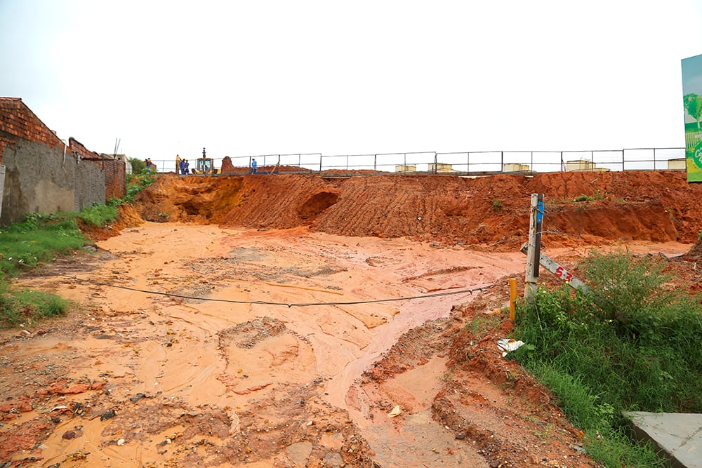 Após alagamento na Euclides Figueiredo prefeitura embarga obra privada