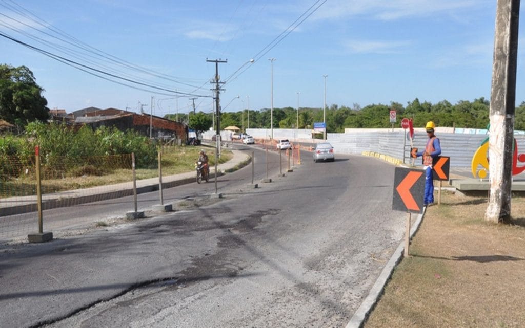 Após alagamento na Euclides Figueiredo prefeitura interdita obras de empresa responsável por entupir bocas de lobo