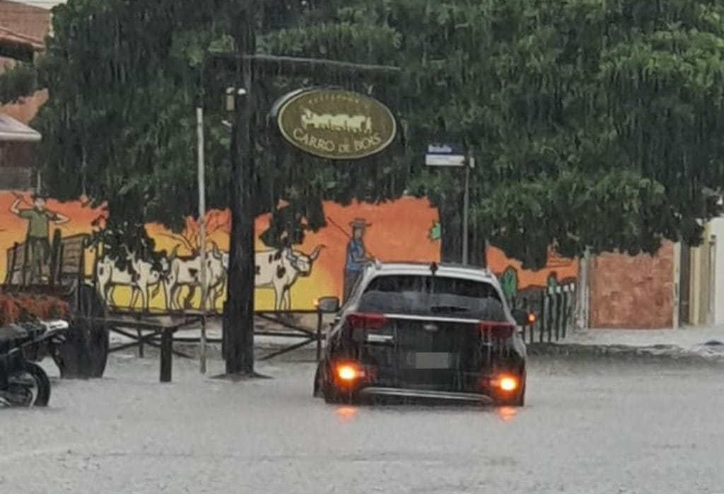 Após chuva Aracaju tem pontos de alagamento neste sábado veja vídeo