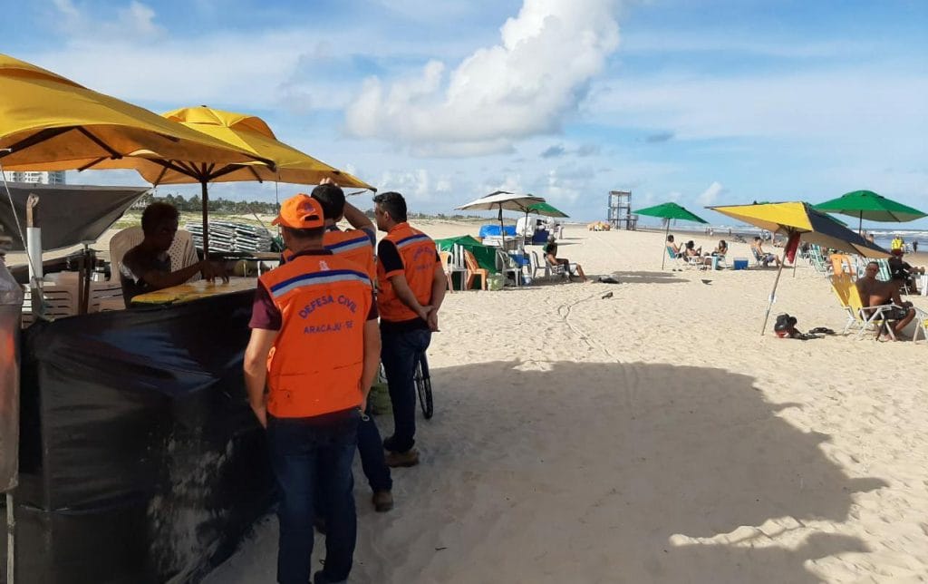 Após denúncias Defesa Civil orienta banhistas a deixarem as praias de Aracaju
