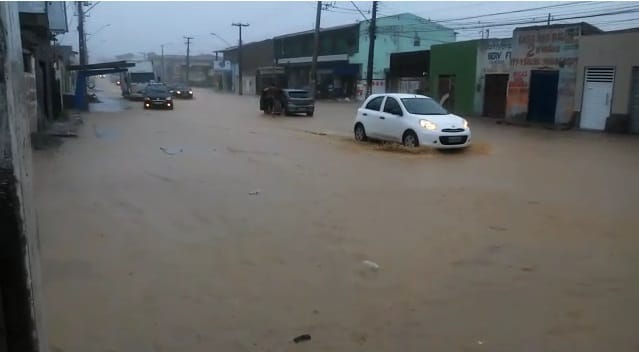 Após obras de drenagem avenida Euclides Figueiredo volta a alagar