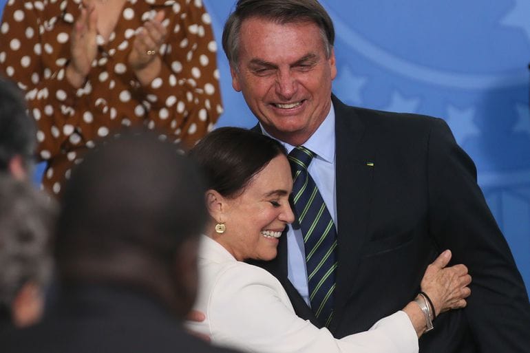 Após saída de Moro Regina Duarte é pressionada por familiares a deixar governo